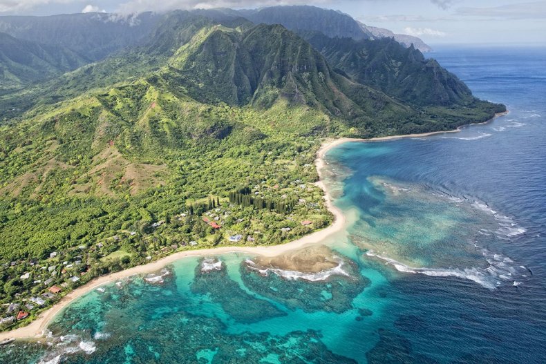 32 Hawaii Beach Tunnels